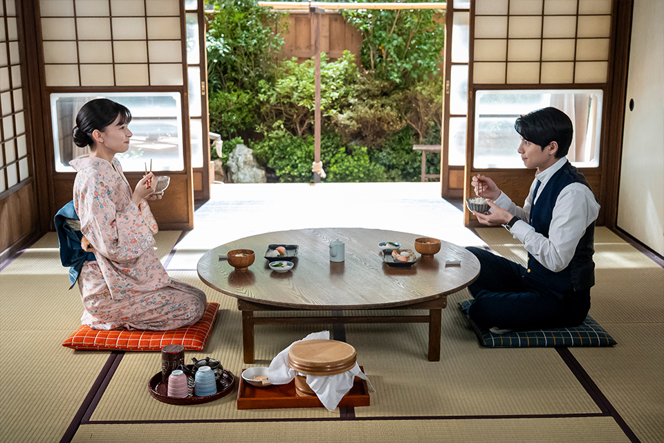 左から）芳根京子、本田響矢（タイトルバックのシーンより）