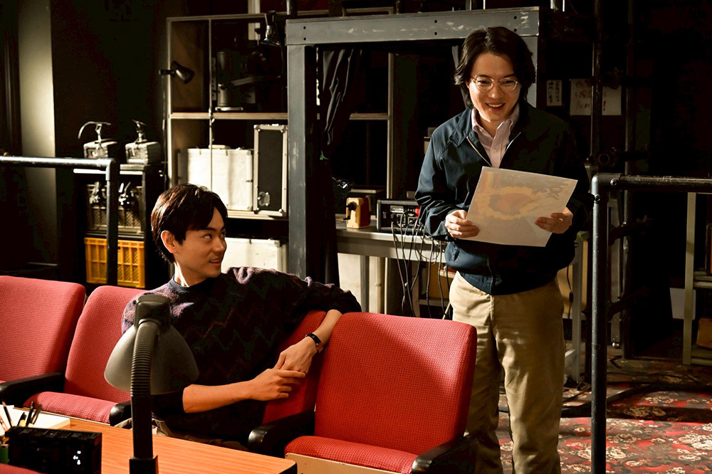『もしもこの世が舞台なら、楽屋はどこにあるのだろう』久部三成(菅田将暉)、蓬莱省吾(神木隆之介)