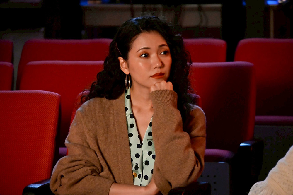 『もしもこの世が舞台なら、楽屋はどこにあるのだろう』倖田リカ（二階堂ふみ）江頭樹里（浜辺美波）