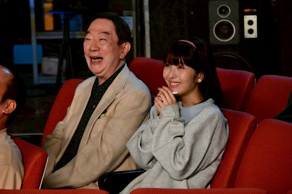 『もしもこの世が舞台なら、楽屋はどこにあるのだろう』江頭樹里（浜辺美波）、江頭論平（坂東彌十郎）