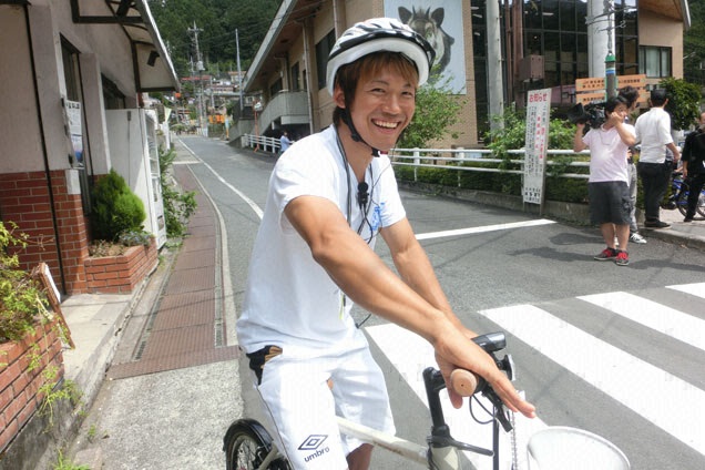 スタッフも自転車移動です
