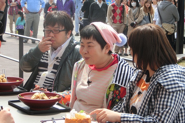 って！なんで横取りして食べさせてもらってるのよ！！