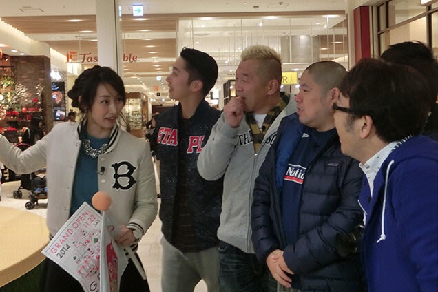坂下さん、ガイドが染み付いているのか平さんから旗を奪っちゃってます