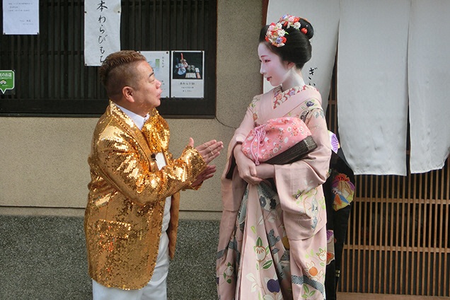 ところかわって出川さん、舞妓さんをナンパ中！　世界の出川「もしもツアーズっていう知らない番組やってるんだけど」<br /⧵>世界の出川「ディレクターも喜ぶと思うんでちょっとお茶だけでも」