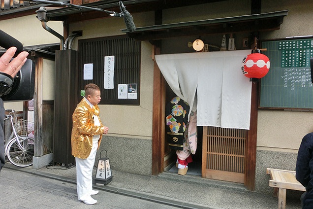 舞妓さん「姉さんに聞いてきます〜」