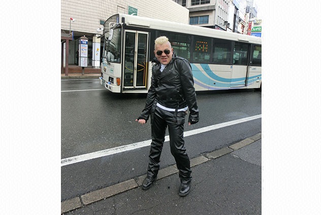 皮つながりで皮の衣装を着るウドさん