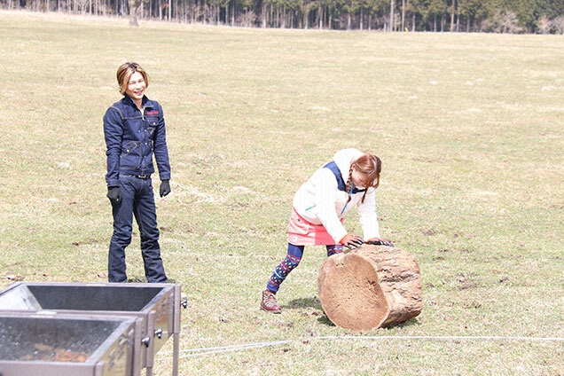 重盛さんは丸太に触れ、思わず…