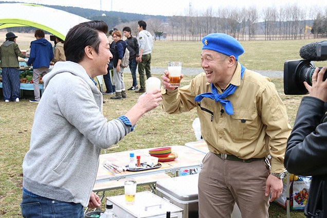 泡だらけのビールで乾杯！