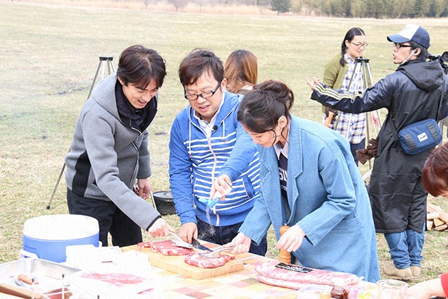 天野さんお手製のペッパーステーキ！矢部さん雛形さんも一緒に調理