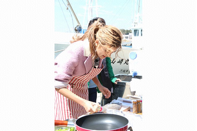ローラさんヒラメを慣れた手つきで下味付けていきます
