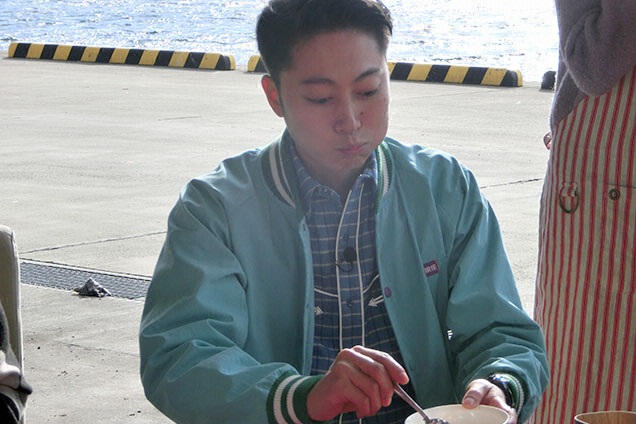 金田さんも大きな魚介をほおばります！