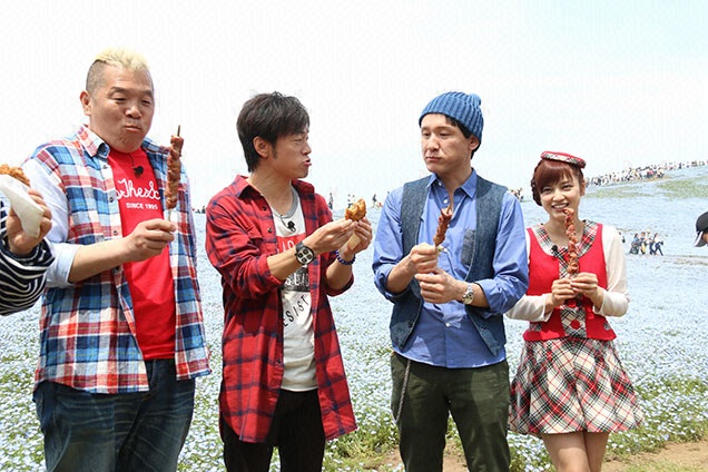 綺麗なネモフィラの前で大きなハム焼きを…