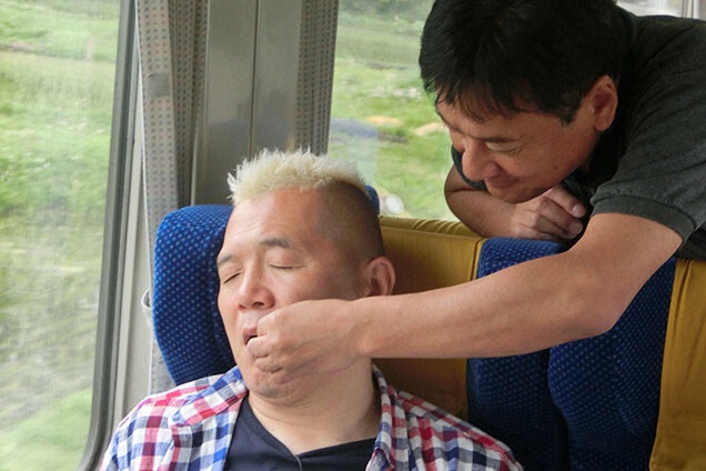 口を開けて寝るウドさんに西Pがいたづら