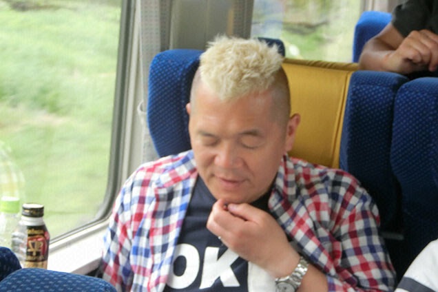 飛び起きるウドさんに周りのスタッフも大爆笑