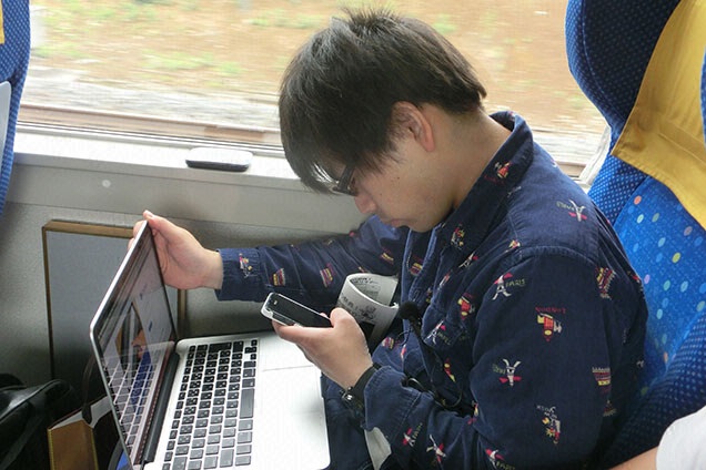 車内でも仕事するもMacと携帯片手に熟睡…