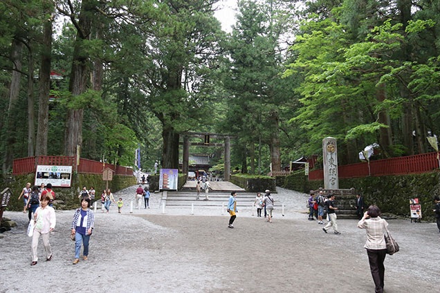 修学旅行生、観光客毎日人でいっぱい