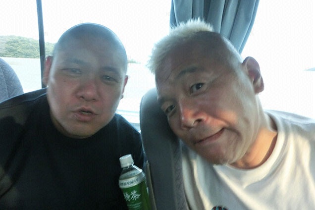 帰りのバスは仲良しな二人と