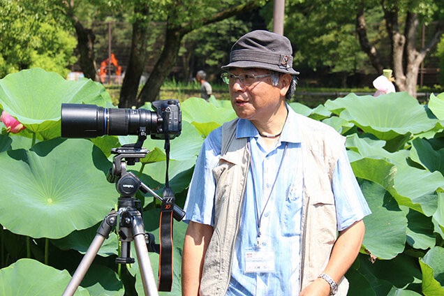 写真家の方と交流し、本格的なカメラをみんなで見せて頂きました