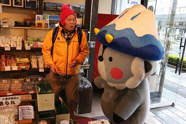 店内をおおまぴょんと一緒に散策