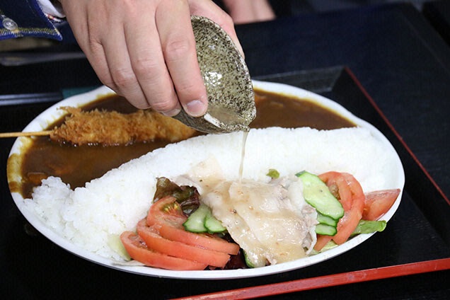 フレッシュなサラダ付き。あとうどんもついてたんです。