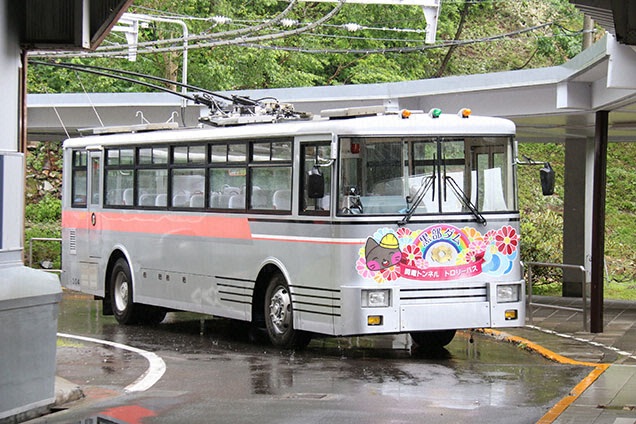 トロリーバスにのって黒部ダムへ