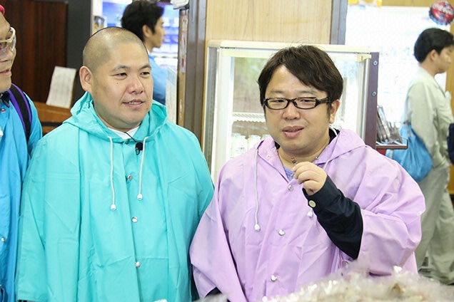 黒部平駅にあるお土産屋さんで店員さんが炙ったホタルイカを試食