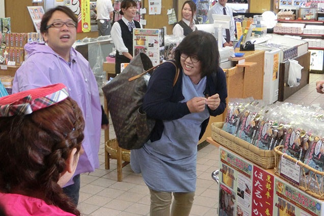 紫吹さんの“ばあや”こと菅さんも試食