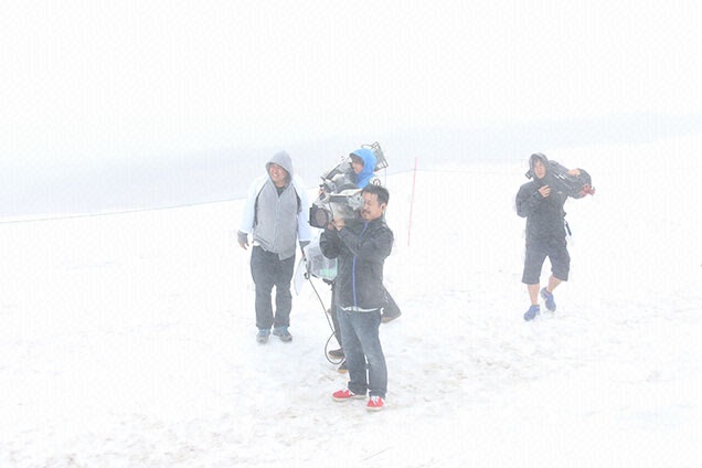 技術スタッフも大変。写真だけでも吹雪いてるの分かりますよね