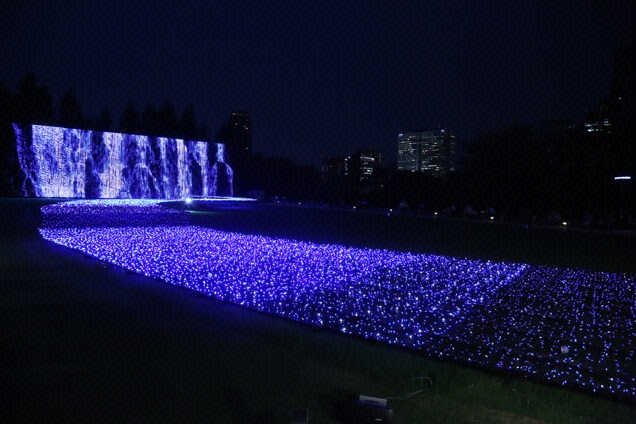 夜は六本木にある光の清流
