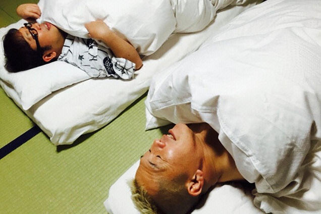 キャイ〜ン並んで就寝♡ ウドさん嬉しそう！
