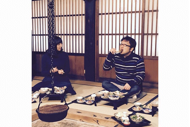 天野さん岩魚を頭からパクリ！