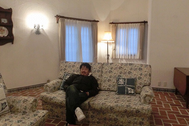 志摩地中海村での撮影中　ソファでくつろぐ酒井CAM