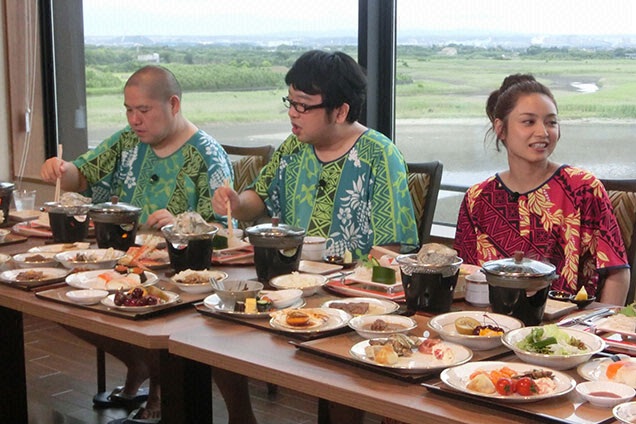 テーブルの上に乗りきらない豪華料理...それでもみんな完食!
