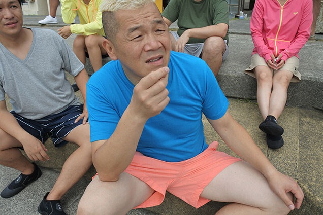 短パンからのぞく白い足...ウドさん意外と美脚なんですね♥