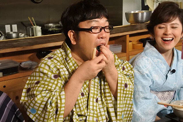 美しいグルメにそぐわないワイルドな食べっぷり!!