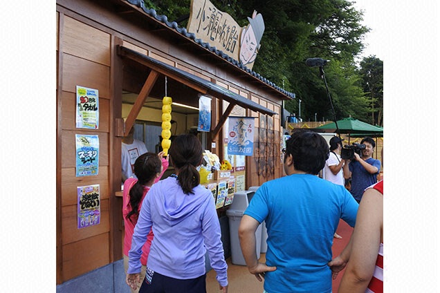 温泉の前に美味しそうな屋台を発見！ 天野さん真剣です！