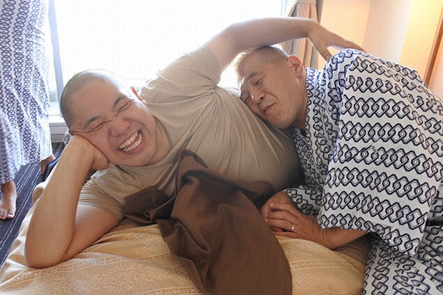 仲良し2人が部屋でイチャイチャ...2人とも幸せそう！