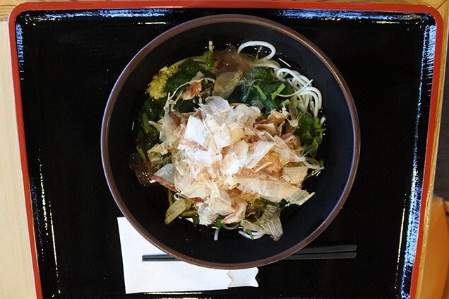 他では食べられないご当地グルメ！ すっごい細いのにうどんなんですって！
