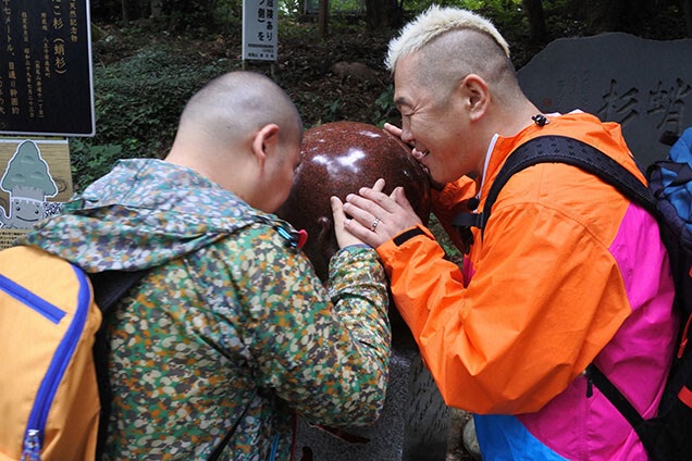 頭をなでると幸運を引き寄せる「開運ひっぱりだこ」！ ２人ともなですぎ…