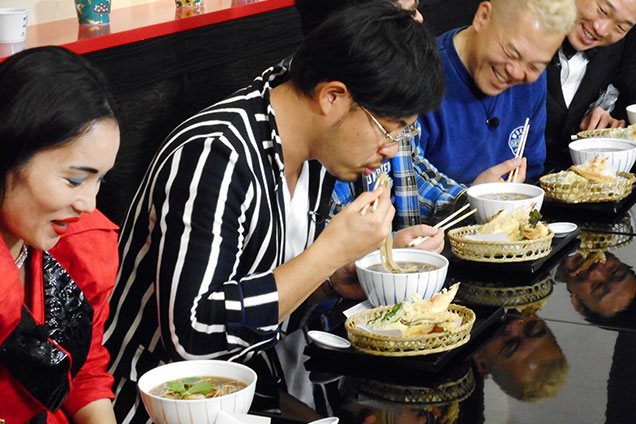 瀬良社長もかっこよくお蕎麦をすすります！