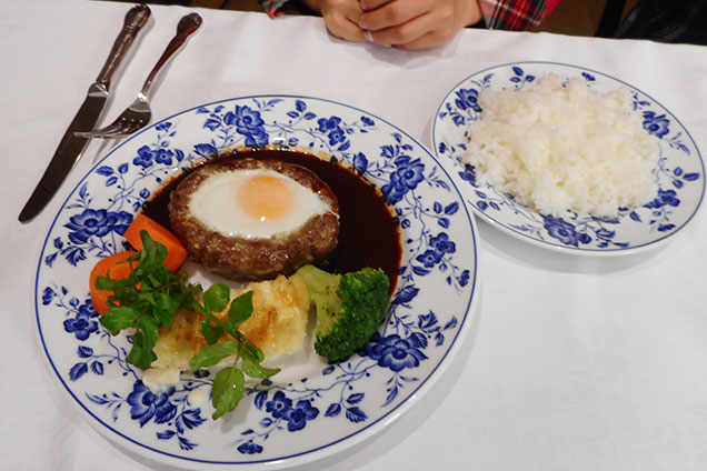 昔ながらのハンバーグが今も変わらずあるのがいいですね