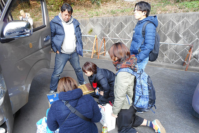 休憩中でもしっかり打ち合わせします