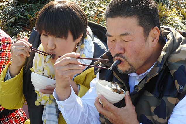 本当に美味しそうに食べるゲストの北斗さん健介さん夫妻