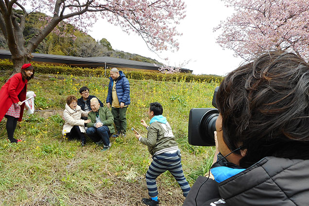 みんなが和気あいあいやっている姿を抑える羽鳥CAM
