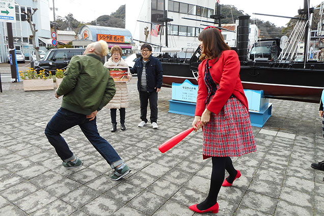 神スイングを受けたウドさん...