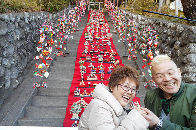 雛段飾りで記念の1枚! 仲良しコンビの登場です!