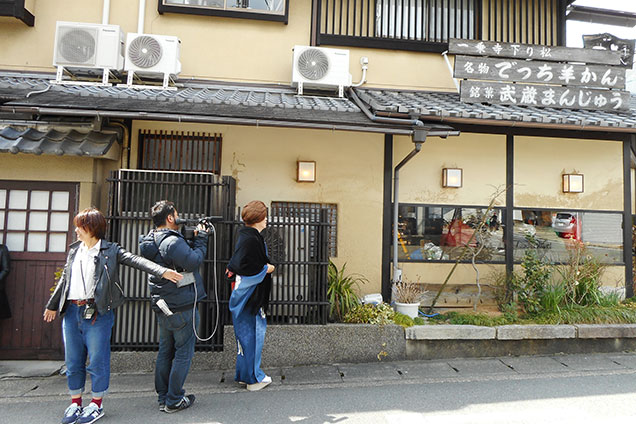 お店の外で隠れてスタンバイ！