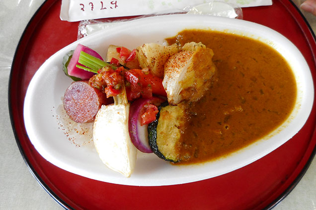 鎌倉野菜がたっぷり乗ったかん太村さんのカレー！これで６００円は安い！