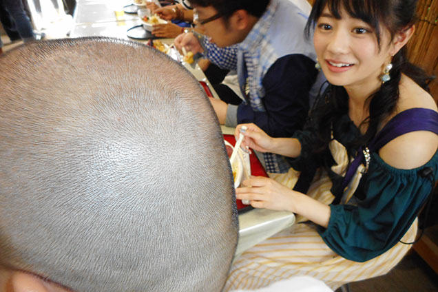 でも萌々香ちゃんは三瓶さんの頭に首ったけ！