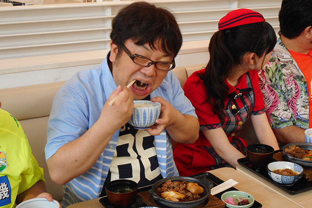 洋服選びでお腹が空いた天野さんはガチ食いでした〜！